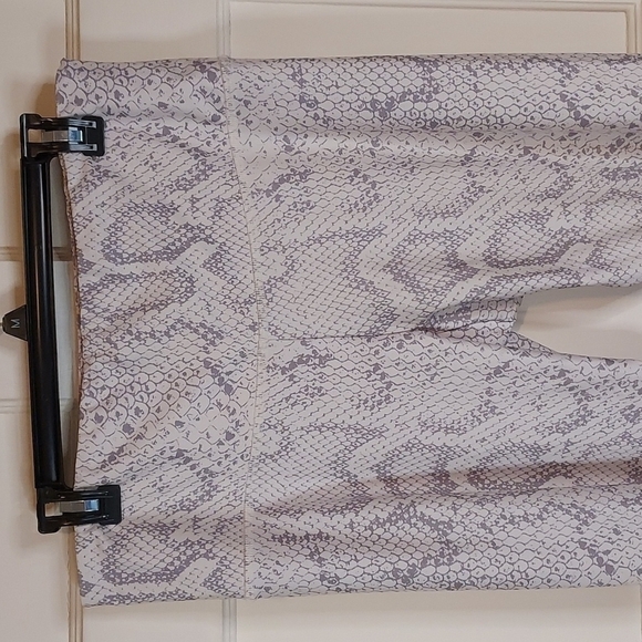 Onzie High Rise Athena Graphic Print Leggings - Picture 6 of 11